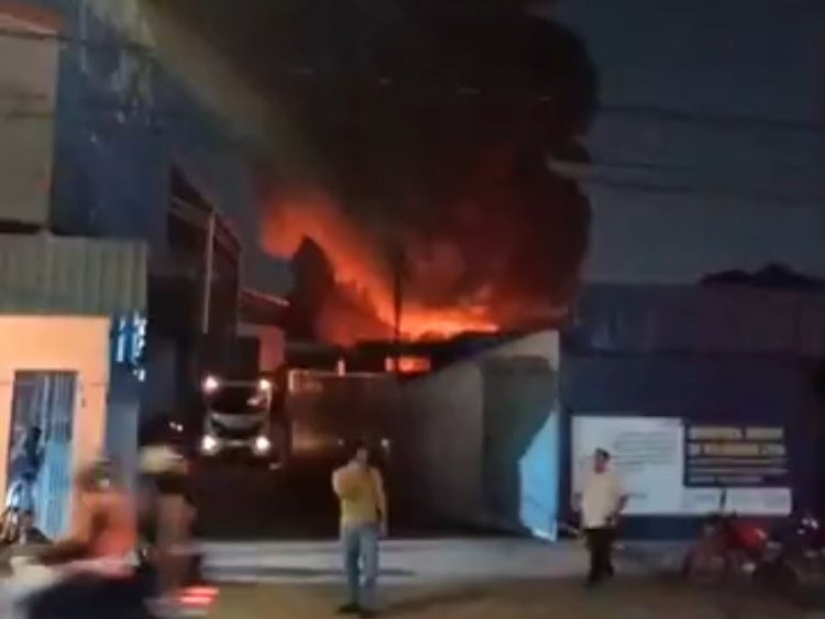 Em menos de uma hora, Corpo de Bombeiros controla incêndio de grandes proporções na zona leste de Manaus
