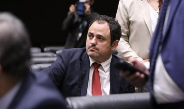 Glauber Braga é retirado à força após ocupar cadeira da presidência da Câmara