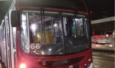 Assalto a ônibus 560 em Manaus termina com trio preso e suspeito espancado