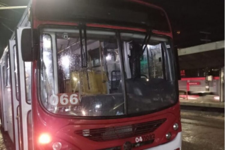 Assalto a ônibus 560 em Manaus termina com trio preso e suspeito espancado