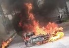VÍDEO: Moto de entregador pega fogo no bairro São Francisco, em Manaus