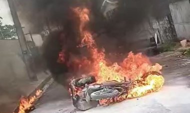 VÍDEO: Moto de entregador pega fogo no bairro São Francisco, em Manaus
