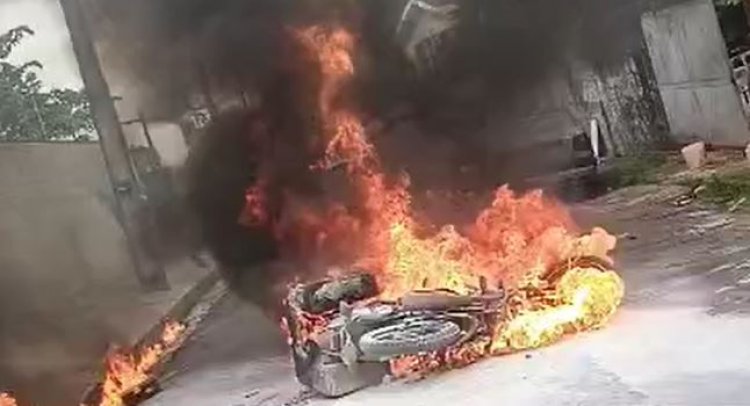 VÍDEO: Moto de entregador pega fogo no bairro São Francisco, em Manaus